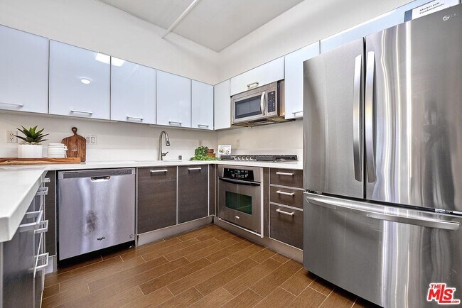 Foto del edificio - 645 W 9th St