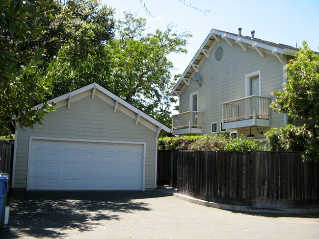 Building Photo - 2043 Madison St