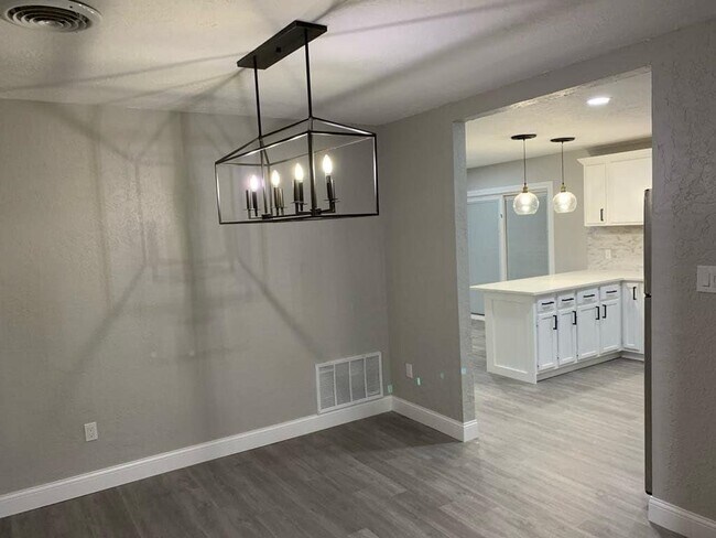 Foto del edificio - 1713 NW Great Plains Blvd