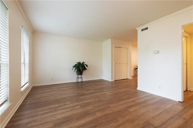 Foto del edificio - 6107 Bullard Dr