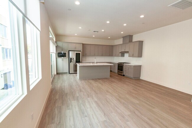 Building Photo - Upscale 2-BR Dual-Suite Condo in Downtown San Jose