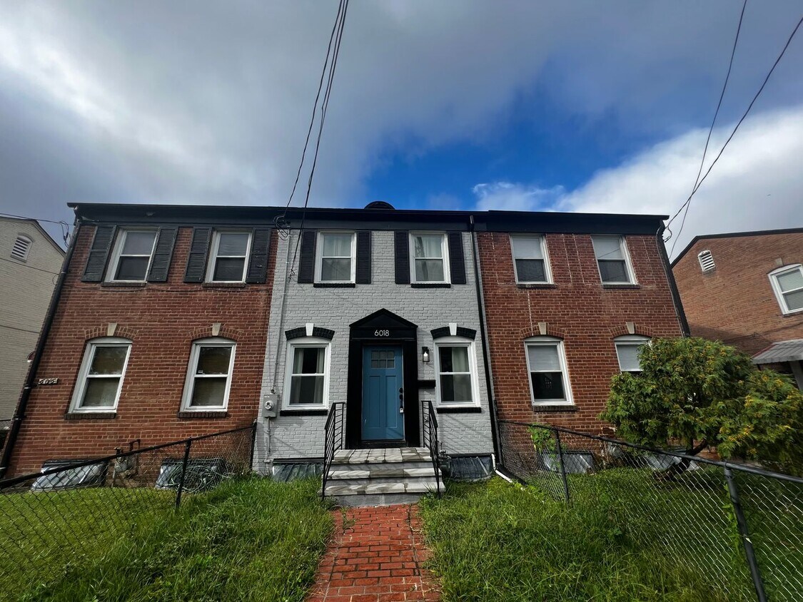 Foto principal - Lovely 2 BR/2 BA Townhome in Riggs Park!