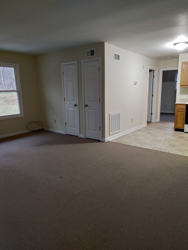 Building Photo - 272 Lindsay Dr
