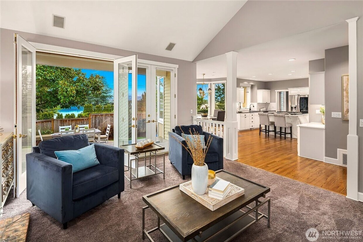 Foto principal - Beautiful Bellevue home with a View!