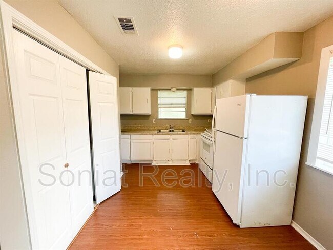 Building Photo - 15536 Dwyer Blvd