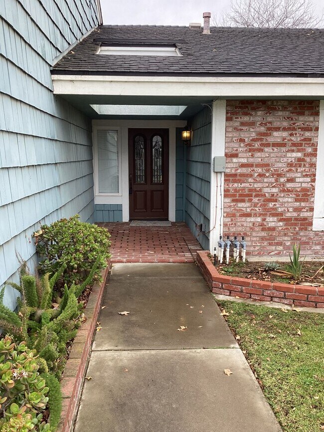 Building Photo - Large Single Story Home in Orcutt with Thr...