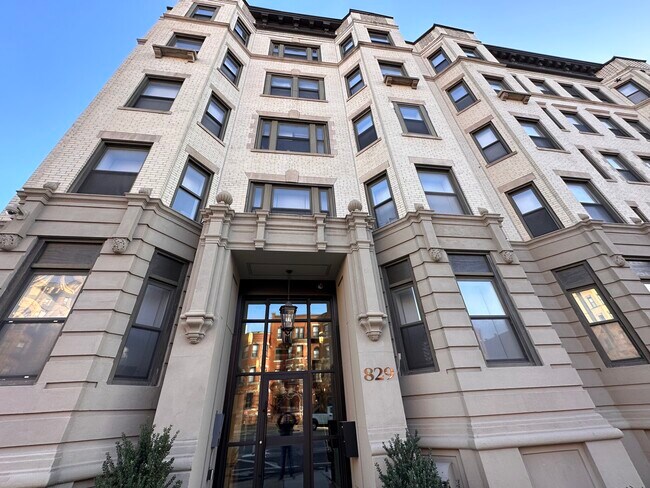 Foto del edificio - 845 Beacon St