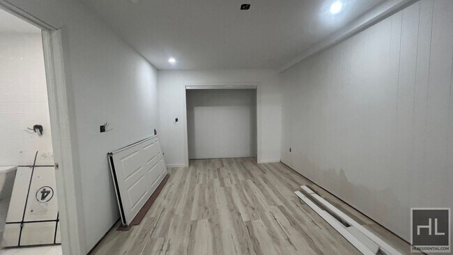 Building Photo - FRESHLY RENOVATED  & VERY BRIGHT STUDIO  A...