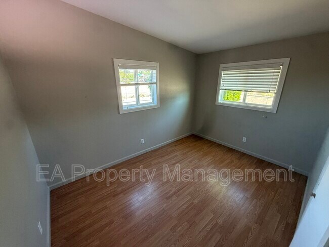 Foto del edificio - 725 Marcella St NE