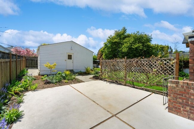 Building Photo - Beautifully Updated Magnolia Home - 3 bedr...