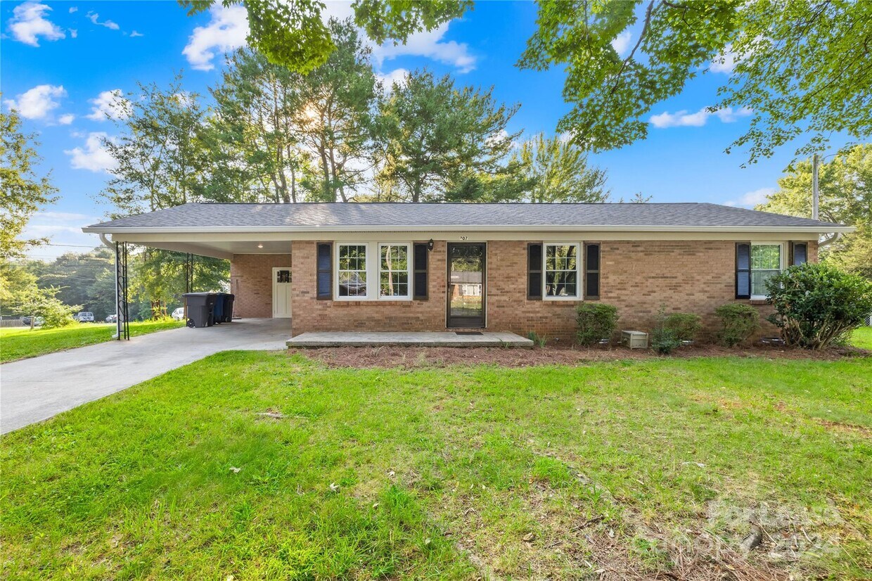 Primary Photo - 207 Dillon Dr