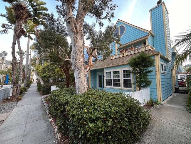 Building Photo - Mission Beach, 2 bedroom, 2 bathroom, with New Carpet, Parking, Laundry, Patio (807 Nantasket Ct....