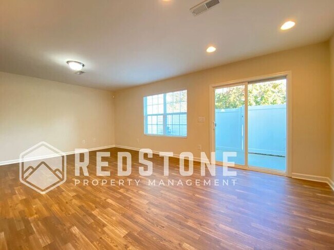 Building Photo - 3 Bedroom, 2.5 Bath - Townhouse