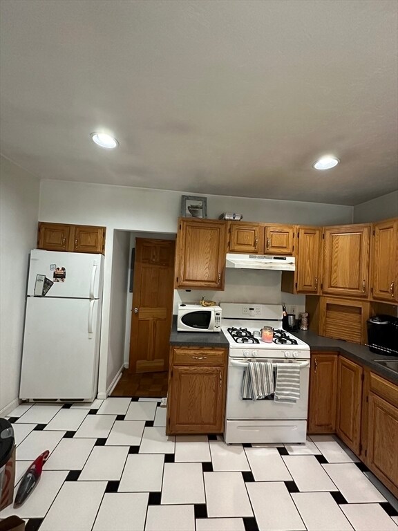 Building Photo - 703 E Broadway