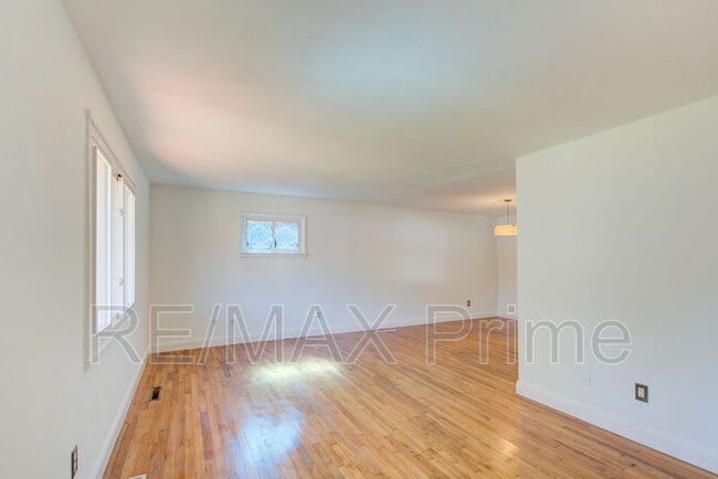 Building Photo - 321 Patrician Dr