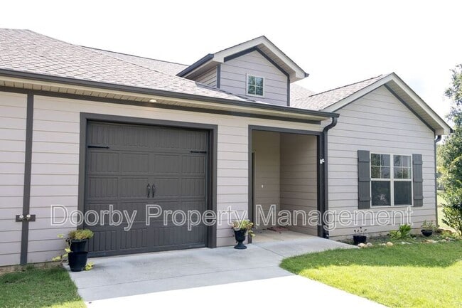 Building Photo - 206 S Aster Ave