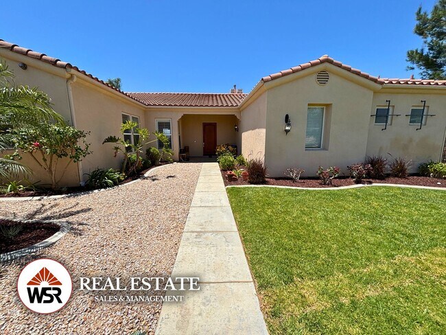 Foto del edificio - Beautifully upgraded LARGE home with a pool and basketball court in Mockingbird Canyon!