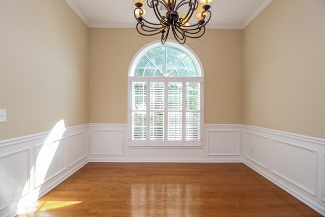 Building Photo - 111 Village Dr