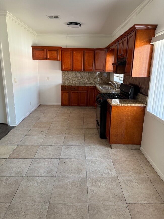 Kitchen - 1700 W 43rd St