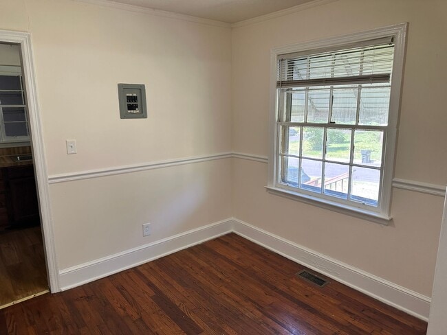Building Photo - Charming Two Bedroom House in Enderly Park!