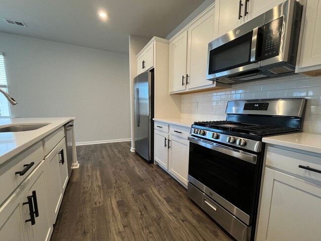 Building Photo - New 4/3 Townhome Available Now