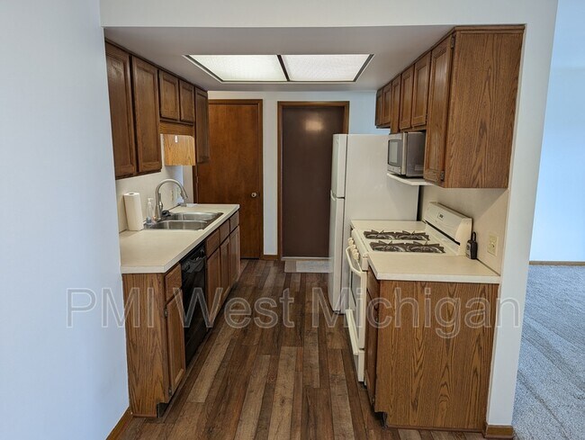 Building Photo - 672 Waterview Ct SW