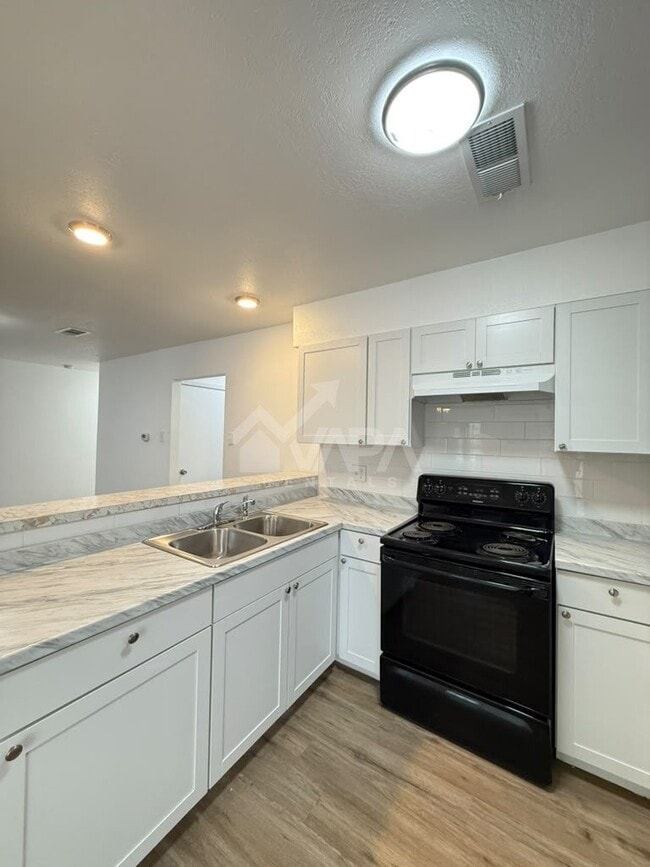 Building Photo - 415 Solar Dr