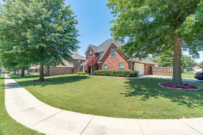 Building Photo - Executive 5 Bedroom stunner on large corne...