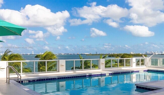 Foto del edificio - 720 NE 62nd St