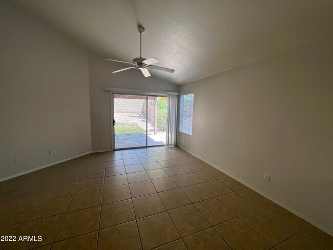Foto del edificio - 2120 E Rosemonte Dr