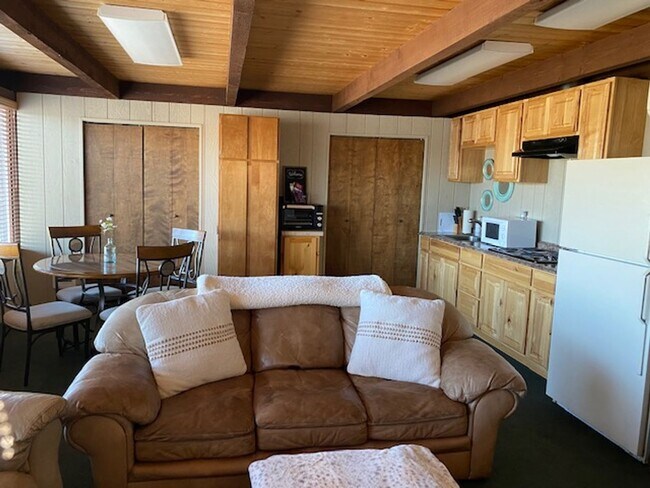 Foto del edificio - FULLY FURNISHED  - 2 bd Log Cabin in the H...