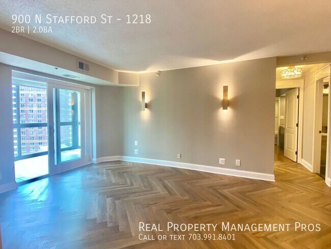 Foto del edificio - Stunning, Sky High Condo- Elevator to Ball...