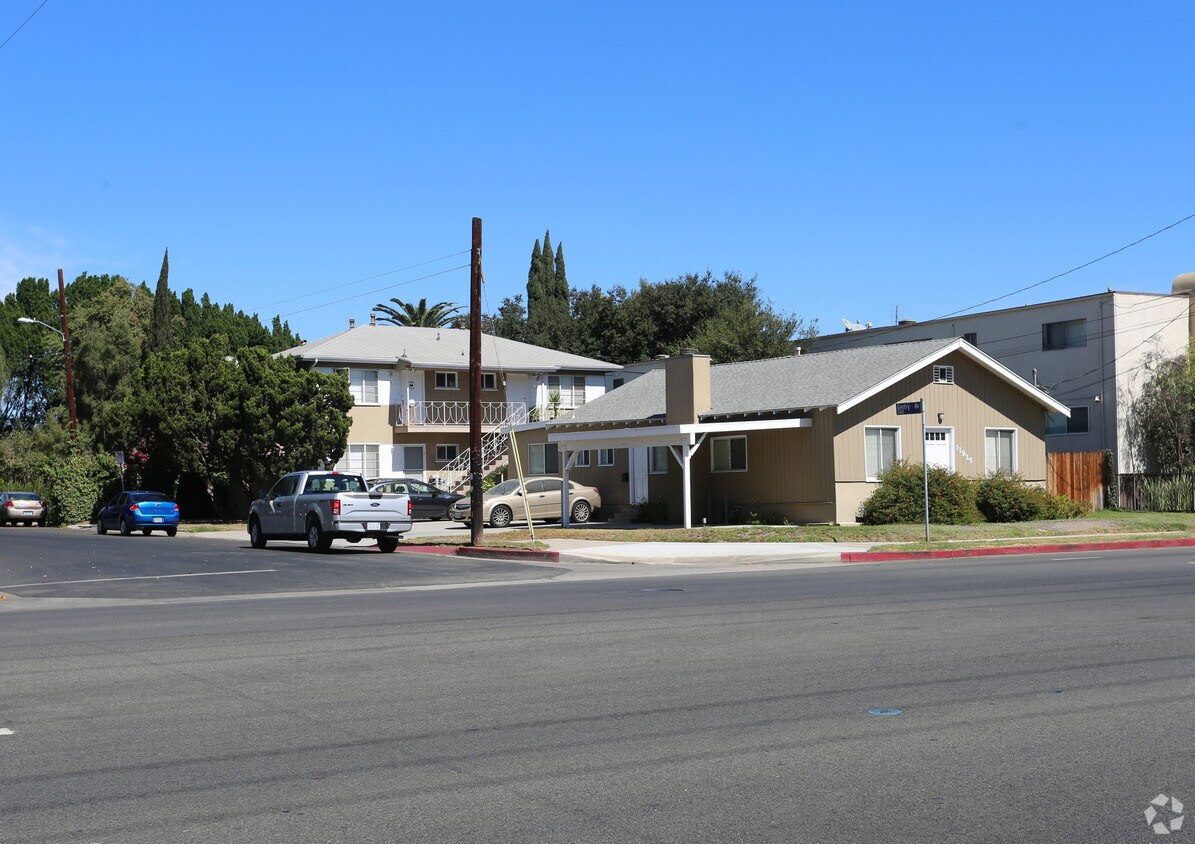 Building - 11925 Burbank Blvd
