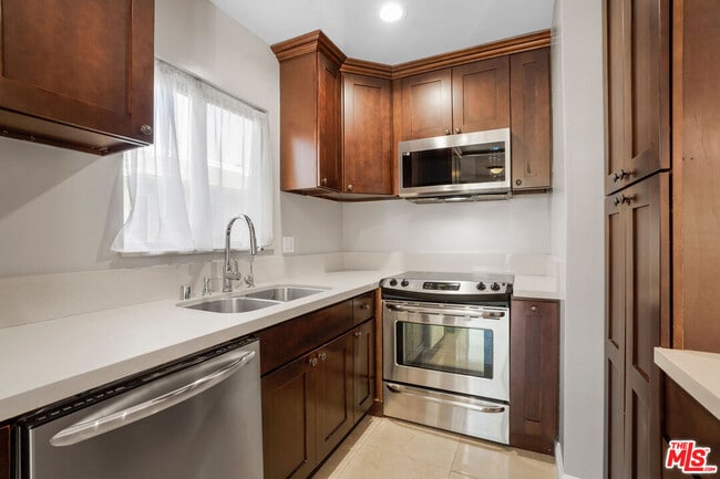 Building Photo - 248 S Doheny Dr