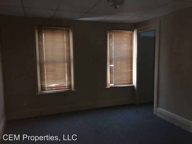 Building Photo - 52 Maria St