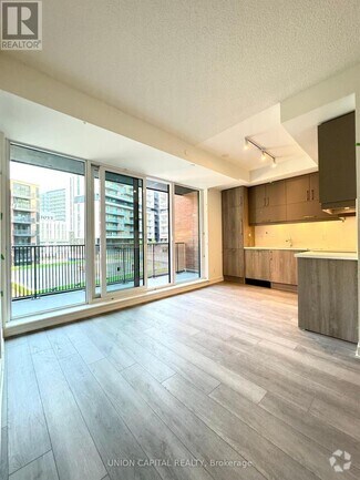 Building Photo - 38-538 Simcoe Promenade