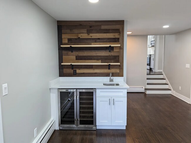 Foto del edificio - this contemporary & brightly remodeled 2,400 sqft home