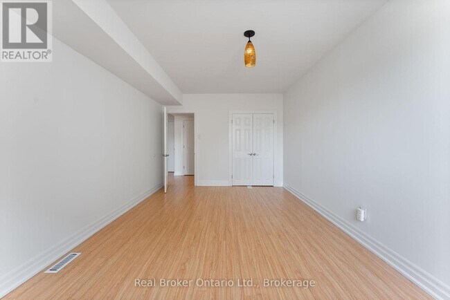 Building Photo - 985-985 Kingsway Dr