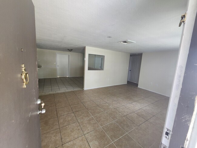 La puerta principal se abre a la sala de estar. - 7615 Tyson Dr