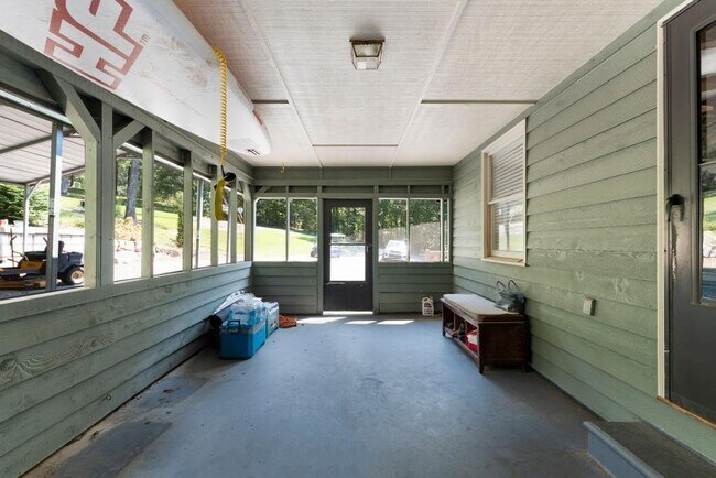 Building Photo - 568 Prince Dr