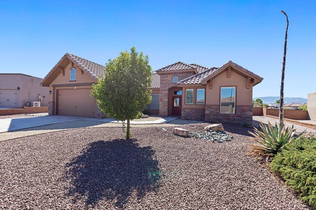 Building Photo - Beautiful 4 Bedroom 3 Bathroom Home!