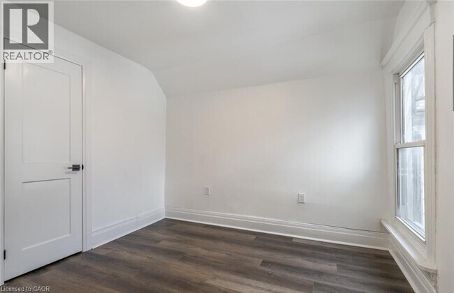 Photo du bâtiment - 198 Sherman Ave N