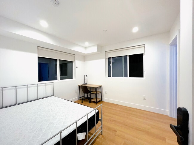 Foto del edificio - 1351 W 37th St