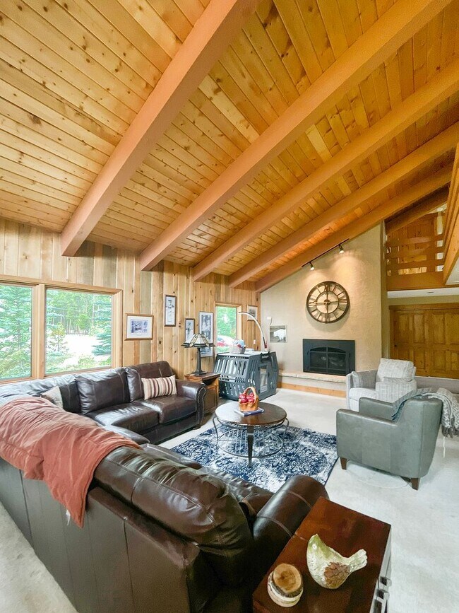 Building Photo - 3 bedroom plus loft! Furnished property Fr...
