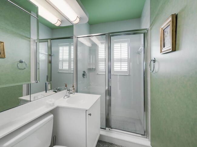 Building Photo - 1/1 Efficiency in Palm Beach Shores