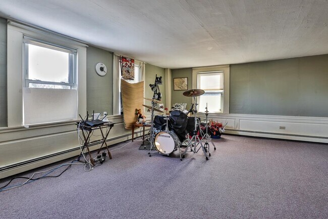 Building Photo - 334 S River Rd