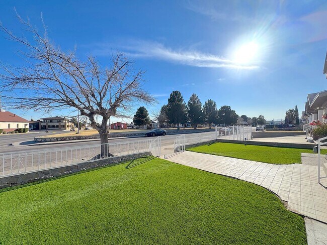 Foto del edificio - Updated Home with Historic Charm! 3bed/2 bath Refrig A/C across from Park! Water Included!