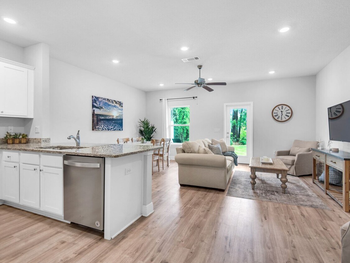 Foto principal - Brand New Furnished Townhome located just ...