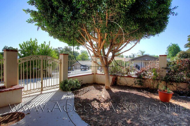 Foto del edificio - Charming 2 Bed/1 Bath Fenced Home With HUG...