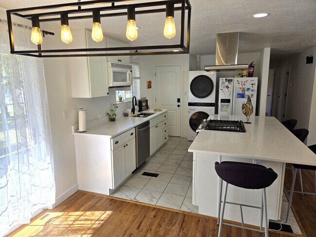 Building Photo - 9910 S Sego Lily Dr
